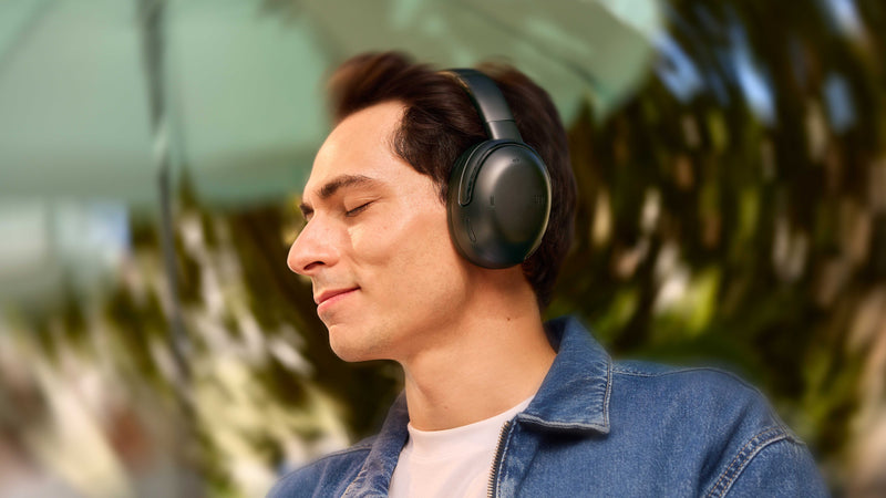 Audio JBL Pro, nitido e avvolgente, con doppio driver ibrido.